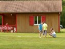 Camping Pas Cher vous présente avec son site Officiel campingpascher.fr, le Camping Du Lac De Moselotte classé 4 étoiles, situé sur la commune de Saulxures Sur Moselotte dans le département Vosges (Lorraine) en France. Le camping Du Lac De Moselotte, vous présente un hébergement de type chalet de 35 m² et télévision. Le camping Du Lac De Moselotte vous proposeun séjour PAS CHER avec une REMISEdu sam. 25 avril au sam. 02 mai 2026, en promotion à -68% pour 7 nuits à 219 € au lieu de 700,0 € soit une Économie de 481 €. Cette location propose 26 dates différentes pour réserver votre séjour. Découvrez également les 8 autres gammes d'hébergements du camping. Les Avis clients pour le Camping Du Lac De Moselotte sont excellents avec une note moyenne de 8 sur 10. Animations familiales, Club enfants, Aire de jeux enfants, Canoë-kayak, Bar, Boulangerie, Bureau de tabac, Dépôt de pain, Plats à emporter, Snack/Bar, Station-service, Supermarché,... En savoir plus : cliquez-ICI.