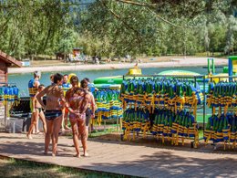 Camping Pas Cher vous présente avec son site Officiel campingpascher.fr, le Camping La Régie Du Lac De La Moselotte. classé 4 étoiles, situé sur la commune de Saulxures Sur Moselotte dans le département Vosges (Lorraine) en France. Le camping La Régie Du Lac De La Moselotte., vous présente un hébergement de type mobil-home de 30 m² et télévision. Le camping La Régie Du Lac De La Moselotte. vous proposeun séjour PAS CHER avec une REMISEdu sam. 26 septembre au sam. 03 octobre 2026, en promotion à -46% pour 7 nuits à 259 € au lieu de 488,0 € soit une Économie de 229 €. Cette location propose 11 dates différentes pour réserver votre séjour. Découvrez également les 10 autres gammes d'hébergements du camping. Les Avis clients pour le Camping La Régie Du Lac De La Moselotte. sont excellents avec une note moyenne de 8 sur 10. Animations familiales, Club enfants, Aire de jeux enfants, Canoë-kayak, Bar, Boulangerie, Bureau de tabac, Dépôt de pain, Plats à emporter, Snack/Bar, Station-service, Supermarché,... En savoir plus : cliquez-ICI.