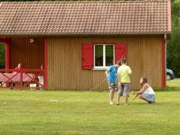 Camping Pas Cher vous présente avec son site Officiel campingpascher.fr, le Camping Du Lac De Moselotte classé 4 étoiles, situé sur la commune de Saulxures Sur Moselotte dans le département Vosges (Lorraine) en France. Le camping Du Lac De Moselotte, vous présente un hébergement de type chalet de 35 m² et télévision. Le camping Du Lac De Moselotte vous proposeun séjour PAS CHER avec une REMISEdu sam. 25 avril au sam. 02 mai 2026, en promotion à -68% pour 7 nuits à 219 € au lieu de 700,0 € soit une Économie de 481 €. Cette location propose 26 dates différentes pour réserver votre séjour. Découvrez également les 8 autres gammes d'hébergements du camping. Les Avis clients pour le Camping Du Lac De Moselotte sont excellents avec une note moyenne de 8 sur 10. Animations familiales, Club enfants, Aire de jeux enfants, Canoë-kayak, Bar, Boulangerie, Bureau de tabac, Dépôt de pain, Plats à emporter, Snack/Bar, Station-service, Supermarché,... En savoir plus : cliquez-ICI.