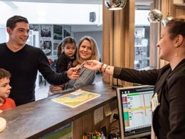 Camping Pas Cher vous présente avec son site Officiel campingpascher.fr, le Camping Du Lac De Moselotte classé 4 étoiles, situé sur la commune de Saulxures Sur Moselotte dans le département Vosges (Lorraine) en France. Le camping Du Lac De Moselotte, vous présente un hébergement de type chalet de 35 m² et télévision. Le camping Du Lac De Moselotte vous proposeun séjour PAS CHER avec une REMISEdu sam. 25 avril au sam. 02 mai 2026, en promotion à -68% pour 7 nuits à 219 € au lieu de 700,0 € soit une Économie de 481 €. Cette location propose 26 dates différentes pour réserver votre séjour. Découvrez également les 8 autres gammes d'hébergements du camping. Les Avis clients pour le Camping Du Lac De Moselotte sont excellents avec une note moyenne de 8 sur 10. Animations familiales, Club enfants, Aire de jeux enfants, Canoë-kayak, Bar, Boulangerie, Bureau de tabac, Dépôt de pain, Plats à emporter, Snack/Bar, Station-service, Supermarché,... En savoir plus : cliquez-ICI.