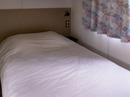 Camping Pas Cher vous présente avec son site Officiel campingpascher.fr, le Camping Du Lac De Moselotte classé 4 étoiles, situé sur la commune de Saulxures Sur Moselotte dans le département Vosges (Lorraine) en France. Le camping Du Lac De Moselotte, vous présente un hébergement de type chalet de 60 m² pour 2 personnes et télévision. Le camping Du Lac De Moselotte vous proposeun séjour PAS CHER avec une REMISEdu sam. 25 avril au sam. 02 mai 2026, en promotion à -65% pour 7 nuits à 349 € au lieu de 1008,0 € soit une Économie de 659 €. Cette location propose 23 dates différentes pour réserver votre séjour. Découvrez également les 7 autres gammes d'hébergements du camping. Les Avis clients pour le Camping Du Lac De Moselotte sont excellents avec une note moyenne de 8 sur 10. Animations familiales, Club enfants, Aire de jeux enfants, Canoë-kayak, Bar, Boulangerie, Bureau de tabac, Dépôt de pain, Plats à emporter, Snack/Bar, Station-service, Supermarché,... En savoir plus : cliquez-ICI.