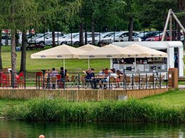 Camping Pas Cher vous présente avec son site Officiel campingpascher.fr, le Camping Du Lac De Moselotte classé 4 étoiles, situé sur la commune de Saulxures Sur Moselotte dans le département Vosges (Lorraine) en France. Le camping Du Lac De Moselotte, vous présente un hébergement de type bungalow de 12 m² pour 2 personnes. Le camping Du Lac De Moselotte vous propose du sam. 13 décembre au sam. 20 décembre 2025 avec un DÉPART DEMAIN pour 7 nuits à 217€. Cette location propose 3 dates différentes pour réserver votre séjour. Découvrez également les 10 autres gammes d'hébergements du camping. Les Avis clients pour le Camping Du Lac De Moselotte sont excellents avec une note moyenne de 8 sur 10. Animations familiales, Club enfants, Aire de jeux enfants, Canoë-kayak, Bar, Boulangerie, Bureau de tabac, Dépôt de pain, Plats à emporter, Snack/Bar, Station-service, Supermarché,... En savoir plus : cliquez-ICI.