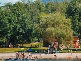 Camping Pas Cher vous présente avec son site Officiel campingpascher.fr, le Camping Du Lac De Moselotte classé 4 étoiles, situé sur la commune de Saulxures Sur Moselotte dans le département Vosges (Lorraine) en France. Le camping Du Lac De Moselotte, vous présente un hébergement de type bungalow de 17 m² pour 1 personne. Le camping Du Lac De Moselotte vous propose du sam. 13 décembre au sam. 20 décembre 2025 avec un DÉPART DEMAIN pour 7 nuits à 231€. Cette location propose 3 dates différentes pour réserver votre séjour. Découvrez également les 10 autres gammes d'hébergements du camping. Les Avis clients pour le Camping Du Lac De Moselotte sont excellents avec une note moyenne de 8 sur 10. Animations familiales, Club enfants, Aire de jeux enfants, Canoë-kayak, Bar, Boulangerie, Bureau de tabac, Dépôt de pain, Plats à emporter, Snack/Bar, Station-service, Supermarché,... En savoir plus : cliquez-ICI.