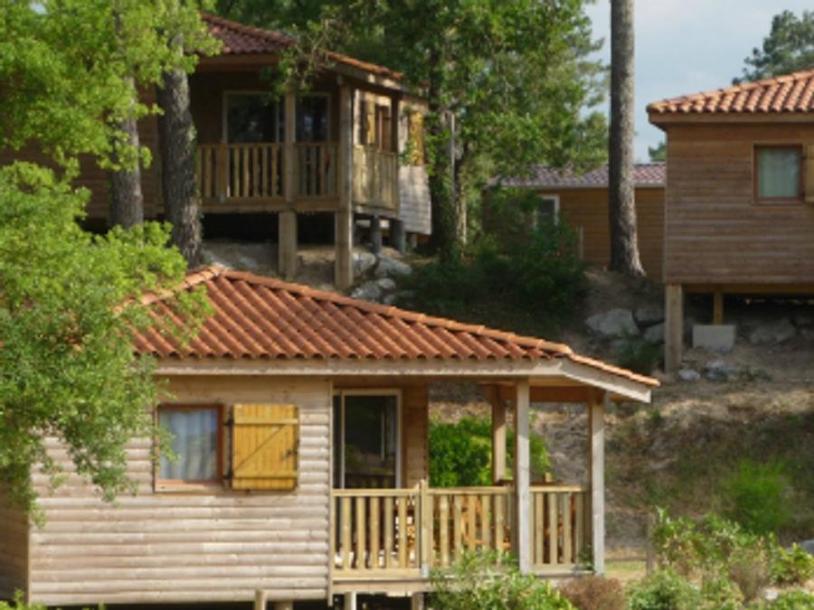Camping Pas Cher vous présente avec son site Officiel campingpascher.fr, le Camping Naturéo Éco Resort classé 5 étoiles, situé sur la commune de Seignosse dans le département Landes (Aquitaine) en France. Le camping Naturéo Éco Resort vous propose un hébergement de type chalet de 52 m² avec climatisation (télévision). L'établissement vous propose 23 autres types d'hébergements. Découvrez tous nos séjours à petits prix dans la commune et aux alentours de Seignosse du département : Landes (Aquitaine). Les Avis clients pour le Camping Naturéo Éco Resort sont excellents avec une note moyenne de 9 sur 10. Piscine chauffée, Piscine extérieure, Animations familiales, Club ados, Club enfants, Aire de jeux enfants, Baby-foot, Paddle, Ping-pong, Piscine, Pétanque, Salle de fitness, Surf, Terrain de beach-volley, Terrain multisports, Boulangerie, Pizzeria, Plats à emporter, Épicerie,... En savoir plus : cliquez-ICI.