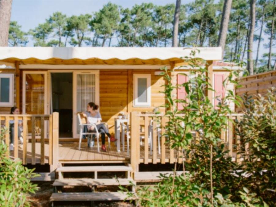Camping Pas Cher vous présente avec son site Officiel campingpascher.fr, le Camping Naturéo Éco Resort classé 5 étoiles, situé sur la commune de Seignosse dans le département Landes (Aquitaine) en France. Le camping Naturéo Éco Resort vous propose un hébergement de type mobil-home de 33 m² avec climatisation (télévision). L'établissement vous propose 23 autres types d'hébergements. Découvrez tous nos séjours à petits prix dans la commune et aux alentours de Seignosse du département : Landes (Aquitaine). Les Avis clients pour le Camping Naturéo Éco Resort sont excellents avec une note moyenne de 9 sur 10. Piscine chauffée, Piscine extérieure, Animations familiales, Club ados, Club enfants, Aire de jeux enfants, Baby-foot, Paddle, Ping-pong, Piscine, Pétanque, Salle de fitness, Surf, Terrain de beach-volley, Terrain multisports, Boulangerie, Pizzeria, Plats à emporter, Épicerie,... En savoir plus : cliquez-ICI.