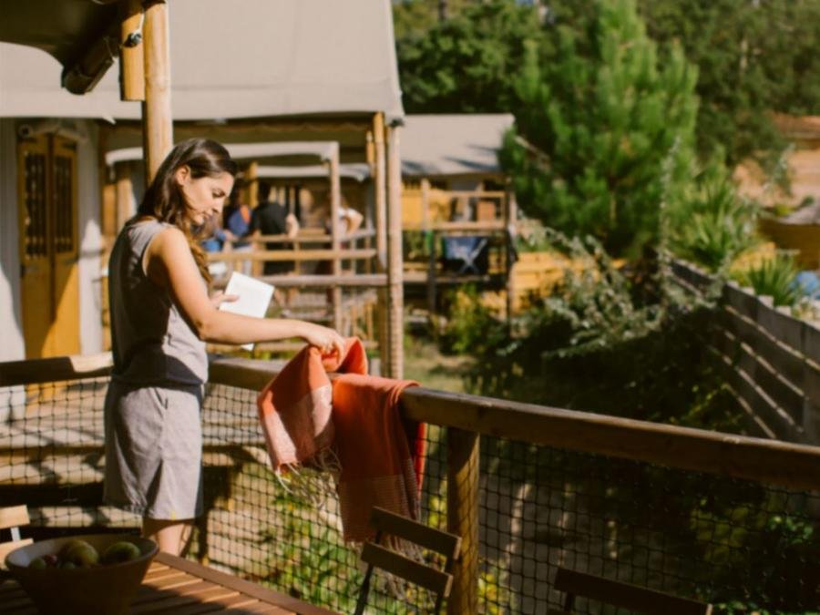 Camping Pas Cher vous présente avec son site Officiel campingpascher.fr, le Camping Naturéo Éco Resort classé 5 étoiles, situé sur la commune de Seignosse dans le département Landes (Aquitaine) en France. Le camping Naturéo Éco Resort, vous présente un hébergement de type chalet de 23 m² avec climatisation et télévision. Le camping Naturéo Éco Resort vous propose du sam. 26 septembre au sam. 03 octobre 2026, en promotion à -10% pour 7 nuits à 378 € au lieu de 420,0 € soit une Économie de 42 €. Cette location propose 63 dates différentes pour réserver votre séjour. Découvrez également les 23 autres gammes d'hébergements du camping. Les Avis clients pour le Camping Naturéo Éco Resort sont excellents avec une note moyenne de 9 sur 10. Piscine chauffée, Piscine extérieure, Animations familiales, Club ados, Club enfants, Aire de jeux enfants, Baby-foot, Paddle, Ping-pong, Piscine, Pétanque, Salle de fitness, Surf, Terrain de beach-volley, Terrain multisports, Boulangerie, Pizzeria, Plats à emporter, Épicerie,... En savoir plus : cliquez-ICI.