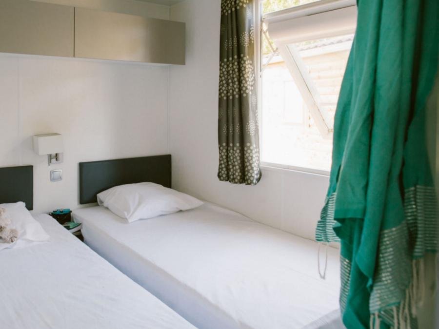 Camping Pas Cher vous présente avec son site Officiel campingpascher.fr, le Camping Naturéo Éco Resort classé 5 étoiles, situé sur la commune de Seignosse dans le département Landes (Aquitaine) en France. Le camping Naturéo Éco Resort vous propose un hébergement de type mobil-home de 40 m² avec climatisation. L'établissement vous propose 24 autres types d'hébergements. Découvrez tous nos séjours à petits prix dans la commune et aux alentours de Seignosse du département : Landes (Aquitaine). Les Avis clients pour le Camping Naturéo Éco Resort sont excellents avec une note moyenne de 9 sur 10. Piscine chauffée, Piscine extérieure, Animations familiales, Club ados, Club enfants, Aire de jeux enfants, Baby-foot, Paddle, Ping-pong, Piscine, Pétanque, Salle de fitness, Surf, Terrain de beach-volley, Terrain multisports, Bar, Boulangerie, Pizzeria, Plats à emporter, Restaurant, Épicerie,... En savoir plus : cliquez-ICI.