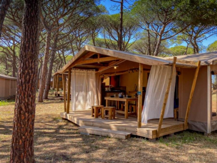 Camping Pas Cher vous présente avec son site Officiel campingpascher.fr, le Camping Naturéo Éco Resort classé 5 étoiles, situé sur la commune de Seignosse dans le département Landes (Aquitaine) en France. Le camping Naturéo Éco Resort vous propose un hébergement de type tente en toile et bois de 32 m² (télévision). L'établissement vous propose 23 autres types d'hébergements. Découvrez tous nos séjours à petits prix dans la commune et aux alentours de Seignosse du département : Landes (Aquitaine). Les Avis clients pour le Camping Naturéo Éco Resort sont excellents avec une note moyenne de 9 sur 10. Piscine chauffée, Piscine extérieure, Animations familiales, Club ados, Club enfants, Aire de jeux enfants, Baby-foot, Paddle, Ping-pong, Piscine, Pétanque, Salle de fitness, Surf, Terrain de beach-volley, Terrain multisports, Boulangerie, Pizzeria, Plats à emporter, Épicerie,... En savoir plus : cliquez-ICI.