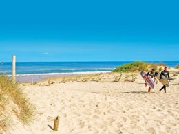 Camping Pas Cher vous présente avec son site Officiel campingpascher.fr, la Résidence Domaine De L'Agréou, située sur la commune de Seignosse dans le département Landes (Aquitaine) en France. La résidence Domaine De L'Agréou, vous présente un hébergement de type studio et télévision. La résidence Domaine De L'Agréou vous proposeun séjour PAS CHER avec une REMISEdu sam. 20 juin au sam. 27 juin 2026, en promotion à -44% pour 7 nuits à 543,90 € au lieu de 971,25 € soit une Économie de 427,35 €. Cette location propose 49 dates différentes pour réserver votre séjour. Découvrez également les 7 autres gammes d'hébergements de la résidence. Les Avis clients pour la Résidence Domaine De L'Agréou sont excellents avec une note moyenne de 8 sur 10. Piscine extérieure, Aire de jeux enfants, Baby-foot, Court de tennis, Ping-pong, Piscine, Pétanque, Surf, Terrain de beach-volley, Restaurant,... En savoir plus : cliquez-ICI.