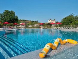 Camping Pas Cher vous présente avec son site Officiel campingpascher.fr, le Camping Flower L'Ile D'Offard classé 4 étoiles, situé sur la commune de Saumur dans le département Maine-et-loire (Pays De La Loire) en France. Le camping Flower L'Ile D'Offard vous propose un hébergement de type tente en toile et bois de 23 m². L'établissement vous propose 13 autres types d'hébergements. Découvrez tous nos séjours à petits prix dans la commune et aux alentours de Saumur du département : Maine-et-loire (Pays De La Loire). Les Avis clients pour le Camping Flower L'Ile D'Offard sont excellents avec une note moyenne de 8 sur 10. Rivière, Piscine chauffée, Piscine extérieure, Animations familiales, Club enfants, Aire de jeux enfants, Baby-foot, Canoë-kayak, Paddle, Ping-pong, Piscine, Pétanque, Randonnée, Salle de fitness, Salle de jeux vidéo, Structure gonflable enfants, Terrain de volley-ball, Bar, Boulangerie, Dépôt de pain, Snack/Bar, Épicerie,... En savoir plus : cliquez-ICI.