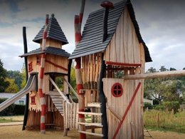 Camping Pas Cher vous présente avec son site Officiel campingpascher.fr, le Camping Flower L'Ile D'Offard classé 4 étoiles, situé sur la commune de Saumur dans le département Maine-et-loire (Pays De La Loire) en France. Le camping Flower L'Ile D'Offard, vous présente un hébergement de type mobil-home de 24 m² et télévision. Le camping Flower L'Ile D'Offard vous propose du sam. 10 octobre au sam. 17 octobre 2026 pour 7 nuits à 392.5€. Cette location propose 148 dates différentes pour réserver votre séjour. Découvrez également les 12 autres gammes d'hébergements du camping. Les Avis clients pour le Camping Flower L'Ile D'Offard sont de 7 sur 10. Rivière, Piscine chauffée, Piscine extérieure, Animations familiales, Club enfants, Aire de jeux enfants, Baby-foot, Canoë-kayak, Paddle, Ping-pong, Piscine, Pétanque, Randonnée, Salle de fitness, Salle de jeux vidéo, Structure gonflable enfants, Terrain de volley-ball, Bar, Boulangerie, Dépôt de pain, Snack/Bar, Épicerie,... En savoir plus : cliquez-ICI.