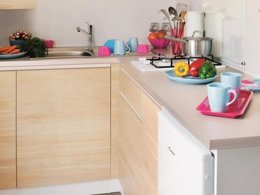 Camping Pas Cher vous présente avec son site Officiel campingpascher.fr, le Camping Flower L'Ile D'Offard classé 4 étoiles, situé sur la commune de Saumur dans le département Maine-et-loire (Pays De La Loire) en France. Le camping Flower L'Ile D'Offard, vous présente un hébergement de type mobil-home de 18 m². Le camping Flower L'Ile D'Offard vous propose du sam. 26 septembre au sam. 03 octobre 2026 pour 7 nuits à 292.5€. Cette location propose 141 dates différentes pour réserver votre séjour. Découvrez également les 12 autres gammes d'hébergements du camping. Les Avis clients pour le Camping Flower L'Ile D'Offard sont de 7 sur 10. Rivière, Piscine chauffée, Piscine extérieure, Animations familiales, Club enfants, Aire de jeux enfants, Baby-foot, Canoë-kayak, Paddle, Ping-pong, Piscine, Pétanque, Randonnée, Salle de fitness, Salle de jeux vidéo, Structure gonflable enfants, Terrain de volley-ball, Bar, Boulangerie, Dépôt de pain, Snack/Bar, Épicerie,... En savoir plus : cliquez-ICI.