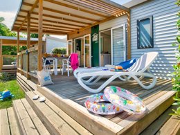 Camping Pas Cher vous présente avec son site Officiel campingpascher.fr, le Camping Flower L'Ile D'Offard classé 4 étoiles, situé sur la commune de Saumur dans le département Maine-et-loire (Pays De La Loire) en France. Le camping Flower L'Ile D'Offard, vous présente un hébergement de type mobil-home de 35 m² et télévision. Le camping Flower L'Ile D'Offard vous propose du sam. 26 septembre au sam. 03 octobre 2026 pour 7 nuits à 500.5€. Cette location propose 149 dates différentes pour réserver votre séjour. Découvrez également les 12 autres gammes d'hébergements du camping. Les Avis clients pour le Camping Flower L'Ile D'Offard sont de 7 sur 10. Rivière, Piscine chauffée, Piscine extérieure, Animations familiales, Club enfants, Aire de jeux enfants, Baby-foot, Canoë-kayak, Paddle, Ping-pong, Piscine, Pétanque, Randonnée, Salle de fitness, Salle de jeux vidéo, Structure gonflable enfants, Terrain de volley-ball, Bar, Boulangerie, Dépôt de pain, Snack/Bar, Épicerie,... En savoir plus : cliquez-ICI.