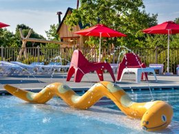 Camping Pas Cher vous présente avec son site Officiel campingpascher.fr, le Camping Flower L'Ile D'Offard classé 4 étoiles, situé sur la commune de Saumur dans le département Maine-et-loire (Pays De La Loire) en France. Le camping Flower L'Ile D'Offard, vous présente un hébergement de type mobil-home de 29 m² avec climatisation et télévision. Le camping Flower L'Ile D'Offard vous propose du sam. 03 octobre au sam. 10 octobre 2026 pour 7 nuits à 531.5€. Cette location propose 148 dates différentes pour réserver votre séjour. Découvrez également les 12 autres gammes d'hébergements du camping. Les Avis clients pour le Camping Flower L'Ile D'Offard sont de 7 sur 10. Rivière, Piscine chauffée, Piscine extérieure, Animations familiales, Club enfants, Aire de jeux enfants, Baby-foot, Canoë-kayak, Paddle, Ping-pong, Piscine, Pétanque, Randonnée, Salle de fitness, Salle de jeux vidéo, Structure gonflable enfants, Terrain de volley-ball, Bar, Boulangerie, Dépôt de pain, Snack/Bar, Épicerie,... En savoir plus : cliquez-ICI.