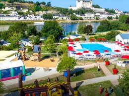 Camping Pas Cher vous présente avec son site Officiel campingpascher.fr, le Camping Flower L'Ile D'Offard classé 4 étoiles, situé sur la commune de Saumur dans le département Maine-et-loire (Pays De La Loire) en France. Le camping Flower L'Ile D'Offard, vous présente un hébergement de type mobil-home de 40 m² avec climatisation et télévision. Le camping Flower L'Ile D'Offard vous propose du sam. 26 septembre au sam. 03 octobre 2026 pour 7 nuits à 600.5€. Cette location propose 137 dates différentes pour réserver votre séjour. Découvrez également les 12 autres gammes d'hébergements du camping. Les Avis clients pour le Camping Flower L'Ile D'Offard sont de 7 sur 10. Rivière, Piscine chauffée, Piscine extérieure, Animations familiales, Club enfants, Aire de jeux enfants, Baby-foot, Canoë-kayak, Paddle, Ping-pong, Piscine, Pétanque, Randonnée, Salle de fitness, Salle de jeux vidéo, Structure gonflable enfants, Terrain de volley-ball, Bar, Boulangerie, Dépôt de pain, Snack/Bar, Épicerie,... En savoir plus : cliquez-ICI.