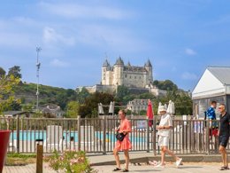 Camping Pas Cher vous présente avec son site Officiel campingpascher.fr, le Camping Flower L'Ile D'Offard classé 4 étoiles, situé sur la commune de Saumur dans le département Maine-et-loire (Pays De La Loire) en France. Le camping Flower L'Ile D'Offard, vous présente un hébergement de type mobil-home de 18 m². Le camping Flower L'Ile D'Offard vous propose du sam. 26 septembre au sam. 03 octobre 2026 pour 7 nuits à 292.5€. Cette location propose 141 dates différentes pour réserver votre séjour. Découvrez également les 12 autres gammes d'hébergements du camping. Les Avis clients pour le Camping Flower L'Ile D'Offard sont de 7 sur 10. Rivière, Piscine chauffée, Piscine extérieure, Animations familiales, Club enfants, Aire de jeux enfants, Baby-foot, Canoë-kayak, Paddle, Ping-pong, Piscine, Pétanque, Randonnée, Salle de fitness, Salle de jeux vidéo, Structure gonflable enfants, Terrain de volley-ball, Bar, Boulangerie, Dépôt de pain, Snack/Bar, Épicerie,... En savoir plus : cliquez-ICI.