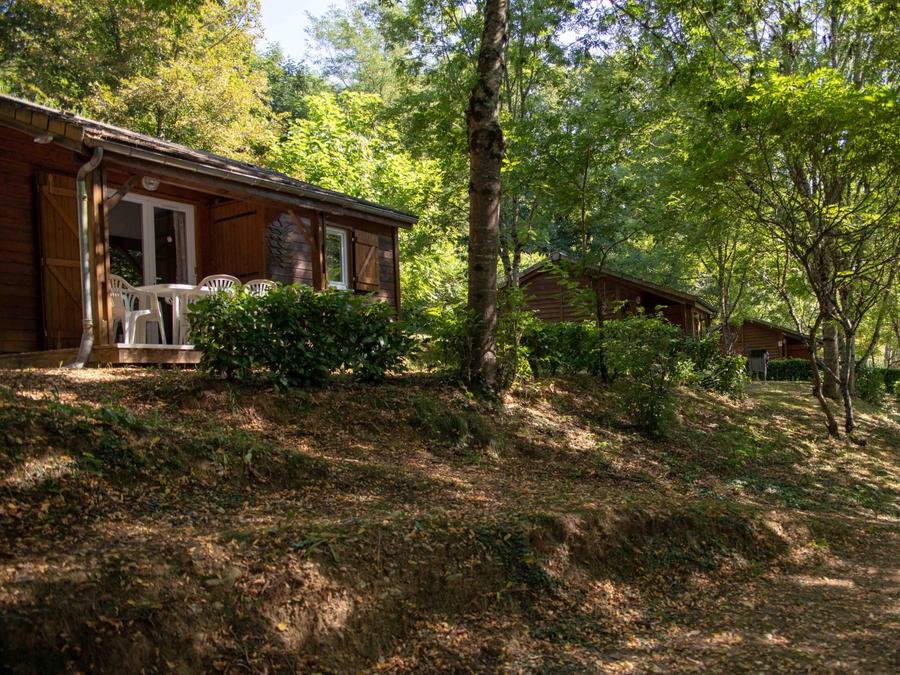 Camping Pas Cher vous présente avec son site Officiel campingpascher.fr, le Camping Les Chalets De La Gazonne classé 2 étoiles, situé sur la commune de Sauveterre De Rouergue dans le département Aveyron (Midi Pyrénées) en France. Le camping Les Chalets De La Gazonne, vous présente un hébergement de type chalet de 35 m² pour 6 personnes et télévision. Le camping Les Chalets De La Gazonne vous propose du lundi 08 juin au lundi 15 juin 2026, en promotion à -20% pour 7 nuits à 386,40 € au lieu de 483,0 € soit une Économie de 96,60 €. Cette location propose 80 dates différentes pour réserver votre séjour. Découvrez également les 3 autres gammes d'hébergements du camping. Les Avis clients pour le Camping Les Chalets De La Gazonne sont excellents avec une note moyenne de 9 sur 10. Rivière, Piscine extérieure, Animations familiales, Club enfants, Aire de jeux enfants, Cyclisme, Piscine, Pétanque, Randonnée, Structure gonflable enfants, Terrain de football, Terrain multisports, Trampoline, Bar, Snack/Bar, Supermarché,... En savoir plus : cliquez-ICI.