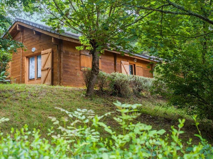 Camping Pas Cher vous présente avec son site Officiel campingpascher.fr, le Camping Les Chalets De La Gazonne classé 2 étoiles, situé sur la commune de Sauveterre De Rouergue dans le département Aveyron (Midi Pyrénées) en France. Le camping Les Chalets De La Gazonne, vous présente un hébergement de type chalet de 54 m² pour 8 personnes et télévision. Le camping Les Chalets De La Gazonne vous propose du lundi 08 juin au lundi 15 juin 2026, en promotion à -20% pour 7 nuits à 436,80 € au lieu de 546,0 € soit une Économie de 109,20 €. Cette location propose 79 dates différentes pour réserver votre séjour. Découvrez également les 3 autres gammes d'hébergements du camping. Les Avis clients pour le Camping Les Chalets De La Gazonne sont excellents avec une note moyenne de 9 sur 10. Rivière, Piscine extérieure, Animations familiales, Club enfants, Aire de jeux enfants, Cyclisme, Piscine, Pétanque, Randonnée, Structure gonflable enfants, Terrain de football, Terrain multisports, Trampoline, Bar, Snack/Bar, Supermarché,... En savoir plus : cliquez-ICI.