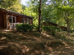 Camping Pas Cher vous présente avec son site Officiel campingpascher.fr, le Camping Les Chalets De La Gazonne classé 2 étoiles, situé sur la commune de Sauveterre De Rouergue dans le département Aveyron (Midi Pyrénées) en France. Le camping Les Chalets De La Gazonne, vous présente un hébergement de type chalet de 35 m² pour 6 personnes et télévision. Le camping Les Chalets De La Gazonne vous propose du vendredi 03 avril au vendredi 10 avril 2026 pour 7 nuits à 462€. Cette location propose 199 dates différentes pour réserver votre séjour. Découvrez également les 3 autres gammes d'hébergements du camping. Les Avis clients pour le Camping Les Chalets De La Gazonne sont excellents avec une note moyenne de 9 sur 10. Rivière, Piscine extérieure, Animations familiales, Club enfants, Aire de jeux enfants, Cyclisme, Piscine, Pétanque, Randonnée, Structure gonflable enfants, Terrain de football, Terrain multisports, Trampoline, Bar, Snack/Bar, Supermarché,... En savoir plus : cliquez-ICI.