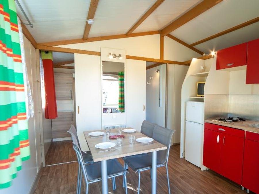 Camping Pas Cher vous présente avec son site Officiel campingpascher.fr, le Camping La Maïre classé 3 étoiles, situé sur la commune de Serignan dans le département Hérault (Languedoc Roussillon) en France. Le camping La Maïre, vous présente un hébergement de type chalet de 24 m² pour 4 personnes et télévision. Le camping La Maïre vous propose du dimanche 30 août au dimanche 06 septembre 2026, en promotion à -10% pour 7 nuits à 246,60 € au lieu de 274,0 € soit une Économie de 27,40 €. Cette location propose 1 dates différentes pour réserver votre séjour. Découvrez également les 36 autres gammes d'hébergements du camping. Les Avis clients pour le Camping La Maïre sont de 7 sur 10. Piscine extérieure, Animation ados, Animations familiales, Club enfants, Aire de jeux enfants, Canoë-kayak, Centre équestre, Golf, Paddle, Ping-pong, Pétanque, Structure gonflable enfants, Terrain multisports, Bar, Dépôt de pain, Plats à emporter, Snack/Bar, Supermarché, Épicerie,... En savoir plus : cliquez-ICI.