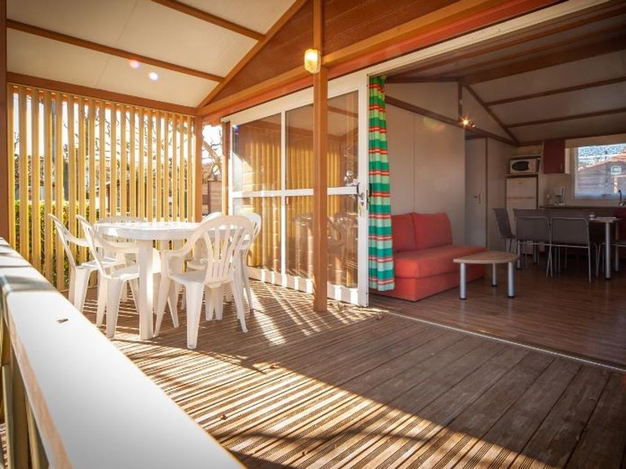 Camping Pas Cher vous présente avec son site Officiel campingpascher.fr, le Camping La Maïre classé 3 étoiles, situé sur la commune de Serignan dans le département Hérault (Languedoc Roussillon) en France. Le camping La Maïre vous propose un hébergement de type chalet de 35 m² pour 6 personnes (télévision). L'établissement vous propose 32 autres types d'hébergements. Découvrez tous nos séjours à petits prix dans la commune et aux alentours de Serignan du département : Hérault (Languedoc Roussillon). Les Avis clients pour le Camping La Maïre sont de 7 sur 10. Piscine extérieure, Animation ados, Animations familiales, Club enfants, Aire de jeux enfants, Canoë-kayak, Centre équestre, Golf, Paddle, Ping-pong, Pétanque, Structure gonflable enfants, Terrain multisports, Bar, Dépôt de pain, Plats à emporter, Snack/Bar, Supermarché, Épicerie,... En savoir plus : cliquez-ICI.