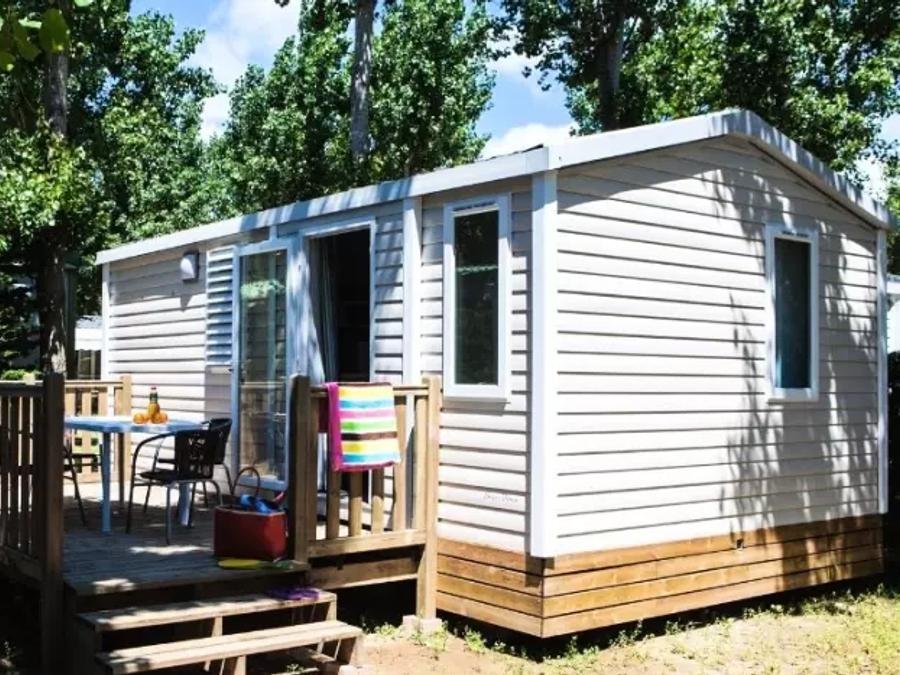 Camping Pas Cher vous présente avec son site Officiel campingpascher.fr, le Camping La Maïre classé 3 étoiles, situé sur la commune de Serignan dans le département Hérault (Languedoc Roussillon) en France. Le camping La Maïre, vous présente un hébergement de type mobil-home de 23 m² avec climatisation et télévision. Le camping La Maïre vous proposeun séjour PAS CHER avec une REMISEdu vendredi 05 juin au vendredi 12 juin 2026 avec une PROMO de DERNIÈRE MINUTE, en promotion à -33% pour 7 nuits à 259 € au lieu de 386,57 € soit une Économie de 127,57 €. Cette location propose 26 dates différentes pour réserver votre séjour. Découvrez également les 37 autres gammes d'hébergements du camping. Les Avis clients pour le Camping La Maïre sont de 7 sur 10. Piscine extérieure, Animation ados, Animations familiales, Club enfants, Aire de jeux enfants, Canoë-kayak, Centre équestre, Golf, Paddle, Ping-pong, Pétanque, Structure gonflable enfants, Terrain multisports, Bar, Dépôt de pain, Plats à emporter, Snack/Bar, Supermarché, Épicerie,... En savoir plus : cliquez-ICI.