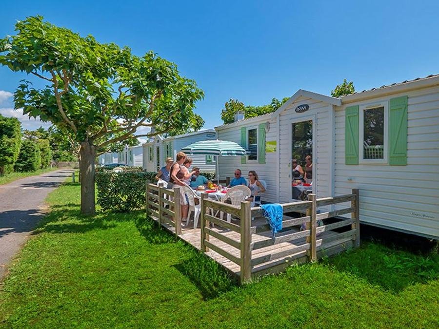 Camping Pas Cher vous présente avec son site Officiel campingpascher.fr, le Camping La Maïre classé 3 étoiles, situé sur la commune de Serignan dans le département Hérault (Languedoc Roussillon) en France. Le camping La Maïre, vous présente un hébergement de type mobil-home de 23 m² pour 4 personnes et télévision. Le camping La Maïre vous proposeun séjour PAS CHER avec une REMISEdu sam. 06 juin au sam. 13 juin 2026 avec une PROMO de DERNIÈRE MINUTE, en promotion à -43% pour 7 nuits à 159 € au lieu de 279 € soit une Économie de 120 €. Cette location propose 7 dates différentes pour réserver votre séjour. Découvrez également les 40 autres gammes d'hébergements du camping. Les Avis clients pour le Camping La Maïre sont de 7 sur 10. Piscine extérieure, Animation ados, Animations familiales, Club enfants, Aire de jeux enfants, Canoë-kayak, Centre équestre, Golf, Paddle, Ping-pong, Pétanque, Structure gonflable enfants, Terrain multisports, Bar, Dépôt de pain, Plats à emporter, Snack/Bar, Supermarché, Épicerie,... En savoir plus : cliquez-ICI.