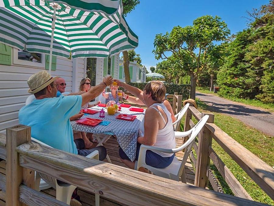 Camping Pas Cher vous présente avec son site Officiel campingpascher.fr, le Camping La Maïre classé 3 étoiles, situé sur la commune de Serignan dans le département Hérault (Languedoc Roussillon) en France. Le camping La Maïre, vous présente un hébergement de type mobil-home de 28 m² pour 6 personnes et télévision. Le camping La Maïre vous proposeun séjour PAS CHER avec une REMISEdu sam. 06 juin au sam. 13 juin 2026 avec une PROMO de DERNIÈRE MINUTE, en promotion à -43% pour 7 nuits à 159 € au lieu de 279 € soit une Économie de 120 €. Cette location propose 11 dates différentes pour réserver votre séjour. Découvrez également les 40 autres gammes d'hébergements du camping. Les Avis clients pour le Camping La Maïre sont excellents avec une note moyenne de 8 sur 10. Piscine extérieure, Animation ados, Animations familiales, Club enfants, Aire de jeux enfants, Canoë-kayak, Centre équestre, Golf, Paddle, Ping-pong, Pétanque, Structure gonflable enfants, Terrain multisports, Bar, Dépôt de pain, Plats à emporter, Snack/Bar, Supermarché, Épicerie,... En savoir plus : cliquez-ICI.