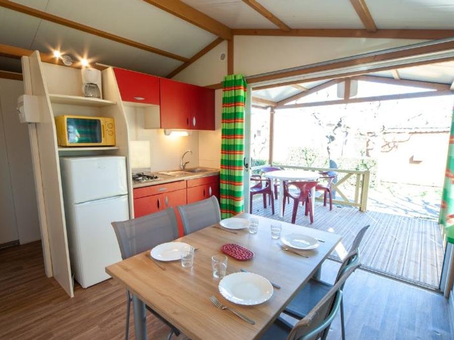 Camping Pas Cher vous présente avec son site Officiel campingpascher.fr, le Camping La Maïre classé 3 étoiles, situé sur la commune de Serignan dans le département Hérault (Languedoc Roussillon) en France. Le camping La Maïre, vous présente un hébergement de type chalet de 24 m² pour 4 personnes et télévision. Le camping La Maïre vous propose du dimanche 30 août au dimanche 06 septembre 2026, en promotion à -10% pour 7 nuits à 246,60 € au lieu de 274,0 € soit une Économie de 27,40 €. Cette location propose 1 dates différentes pour réserver votre séjour. Découvrez également les 36 autres gammes d'hébergements du camping. Les Avis clients pour le Camping La Maïre sont de 7 sur 10. Piscine extérieure, Animation ados, Animations familiales, Club enfants, Aire de jeux enfants, Canoë-kayak, Centre équestre, Golf, Paddle, Ping-pong, Pétanque, Structure gonflable enfants, Terrain multisports, Bar, Dépôt de pain, Plats à emporter, Snack/Bar, Supermarché, Épicerie,... En savoir plus : cliquez-ICI.