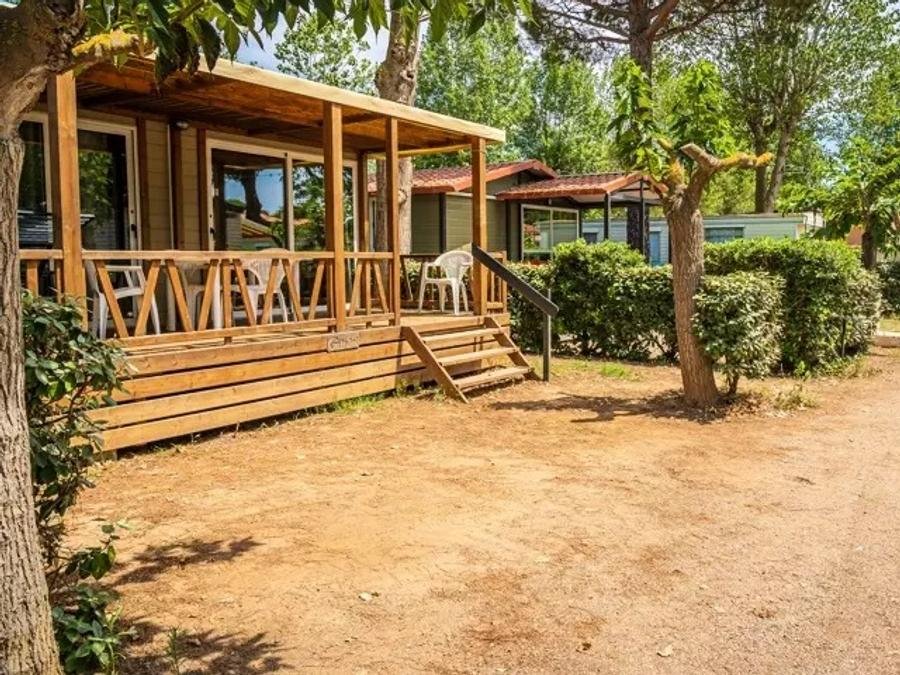 Camping Pas Cher vous présente avec son site Officiel campingpascher.fr, le Camping La Maïre classé 3 étoiles, situé sur la commune de Serignan dans le département Hérault (Languedoc Roussillon) en France. Le camping La Maïre, vous présente un hébergement de type mobil-home de 20 m² avec climatisation et télévision. Le camping La Maïre vous proposeun séjour PAS CHER avec une REMISEdu vendredi 05 juin au vendredi 12 juin 2026 avec une PROMO de DERNIÈRE MINUTE, en promotion à -33% pour 7 nuits à 259 € au lieu de 386,57 € soit une Économie de 127,57 €. Cette location propose 19 dates différentes pour réserver votre séjour. Découvrez également les 37 autres gammes d'hébergements du camping. Les Avis clients pour le Camping La Maïre sont de 7 sur 10. Piscine extérieure, Animation ados, Animations familiales, Club enfants, Aire de jeux enfants, Canoë-kayak, Centre équestre, Golf, Paddle, Ping-pong, Pétanque, Structure gonflable enfants, Terrain multisports, Bar, Dépôt de pain, Plats à emporter, Snack/Bar, Supermarché, Épicerie,... En savoir plus : cliquez-ICI.