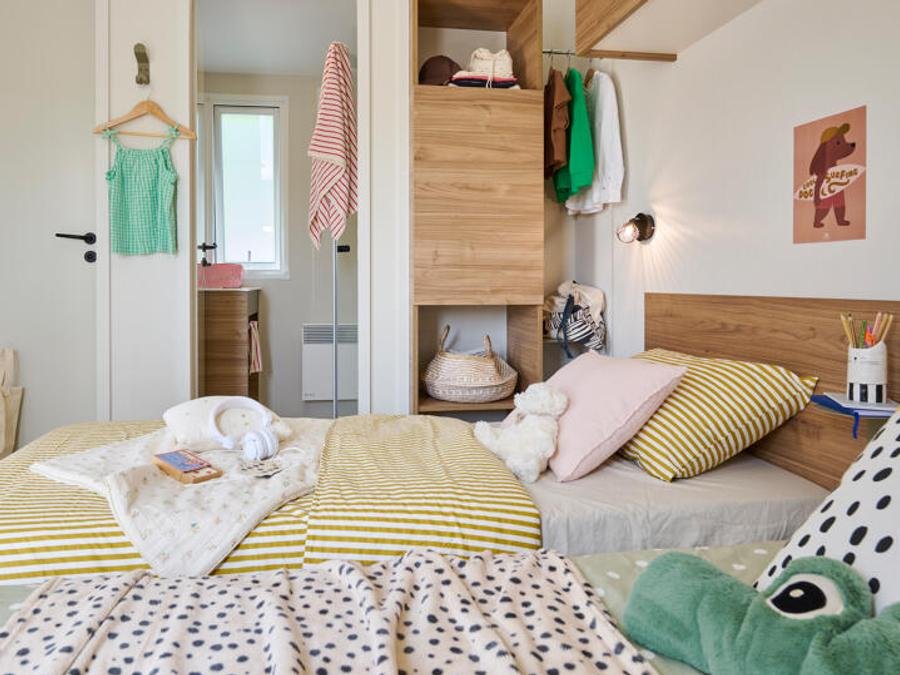 Camping Pas Cher vous présente avec son site Officiel campingpascher.fr, le Camping La Maïre classé 3 étoiles, situé sur la commune de Serignan dans le département Hérault (Languedoc Roussillon) en France. Le camping La Maïre vous propose un hébergement de type mobil-home de 33 m² pour 6 personnes avec climatisation (télévision). L'établissement vous propose 39 autres types d'hébergements. Découvrez tous nos séjours à petits prix dans la commune et aux alentours de Serignan du département : Hérault (Languedoc Roussillon). Les Avis clients pour le Camping La Maïre sont excellents avec une note moyenne de 8 sur 10. Piscine extérieure, Animation ados, Animations familiales, Club enfants, Aire de jeux enfants, Canoë-kayak, Centre équestre, Golf, Paddle, Ping-pong, Pétanque, Structure gonflable enfants, Terrain multisports, Bar, Dépôt de pain, Plats à emporter, Snack/Bar, Supermarché, Épicerie,... En savoir plus : cliquez-ICI.