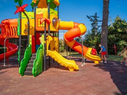 Camping Pas Cher vous présente avec son site Officiel campingpascher.fr, le Camping La Maïre classé 3 étoiles, situé sur la commune de Serignan dans le département Hérault (Languedoc-roussillon) en France. Le camping La Maïre vous propose un hébergement de type mobil-home de 23 m² pour 4 personnes (télévision). L'établissement vous propose 20 autres types d'hébergements. Découvrez tous nos séjours à petits prix dans la commune et aux alentours de Serignan du département : Hérault (Languedoc-roussillon). Les Avis clients pour le Camping La Maïre sont excellents avec une note moyenne de 8 sur 10. Piscine extérieure, Animation ados, Animations familiales, Club enfants, Aire de jeux enfants, Canoë-kayak, Centre équestre, Golf, Paddle, Ping-pong, Pétanque, Structure gonflable enfants, Terrain multisports, Bar, Dépôt de pain, Plats à emporter, Snack/Bar, Supermarché, Épicerie,... En savoir plus : cliquez-ICI.