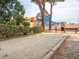 Camping Pas Cher vous présente avec son site Officiel campingpascher.fr, le Camping La Maïre classé 3 étoiles, situé sur la commune de Serignan dans le département Hérault (Languedoc Roussillon) en France. Le camping La Maïre, vous présente un hébergement de type chalet de 35 m² et télévision. Le camping La Maïre vous propose du sam. 04 avril au sam. 11 avril 2026 pour 7 nuits à 199€. Cette location propose 19 dates différentes pour réserver votre séjour. Découvrez également les 4 autres gammes d'hébergements du camping. Les Avis clients pour le Camping La Maïre sont de 7 sur 10. Piscine extérieure, Animation ados, Animations familiales, Club enfants, Aire de jeux enfants, Canoë-kayak, Centre équestre, Golf, Paddle, Ping-pong, Pétanque, Structure gonflable enfants, Terrain multisports, Bar, Dépôt de pain, Plats à emporter, Snack/Bar, Supermarché, Épicerie,... En savoir plus : cliquez-ICI.