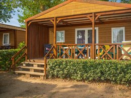 Camping Pas Cher vous présente avec son site Officiel campingpascher.fr, le Camping La Maïre classé 3 étoiles, situé sur la commune de Serignan dans le département Hérault (Languedoc-roussillon) en France. Le camping La Maïre vous propose un hébergement de type mobil-home de 23 m² pour 4 personnes (télévision). L'établissement vous propose 20 autres types d'hébergements. Découvrez tous nos séjours à petits prix dans la commune et aux alentours de Serignan du département : Hérault (Languedoc-roussillon). Les Avis clients pour le Camping La Maïre sont excellents avec une note moyenne de 8 sur 10. Piscine extérieure, Animation ados, Animations familiales, Club enfants, Aire de jeux enfants, Canoë-kayak, Centre équestre, Golf, Paddle, Ping-pong, Pétanque, Structure gonflable enfants, Terrain multisports, Bar, Dépôt de pain, Plats à emporter, Snack/Bar, Supermarché, Épicerie,... En savoir plus : cliquez-ICI.