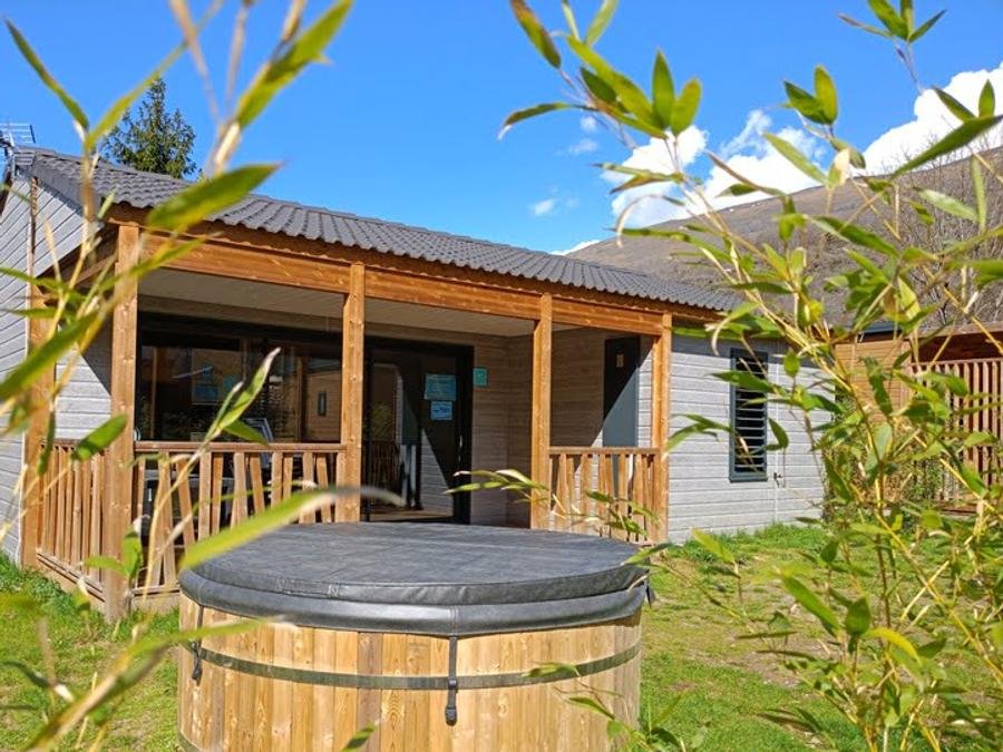 Camping Pas Cher vous présente avec son site Officiel campingpascher.fr, le Camping La Marmotte classé 4 étoiles, situé sur la commune de Savignac Les Ormeaux dans le département Ariège (Midi Pyrénées) en France. Le camping La Marmotte vous propose un hébergement de type chalet de 35 m² avec climatisation (télévision). L'établissement vous propose 21 autres types d'hébergements. Découvrez tous nos séjours à petits prix dans la commune et aux alentours de Savignac Les Ormeaux du département : Ariège (Midi Pyrénées). Les Avis clients pour le Camping La Marmotte sont excellents avec une note moyenne de 8 sur 10. Piscine chauffée, Piscine couverte, Animations familiales, Club enfants, Aire de jeux enfants, Court de tennis, Golf, Pétanque, Randonnée, Salle de fitness, Bar, Boulangerie, Restaurant, Snack/Bar, Supermarché, Épicerie,... En savoir plus : cliquez-ICI.