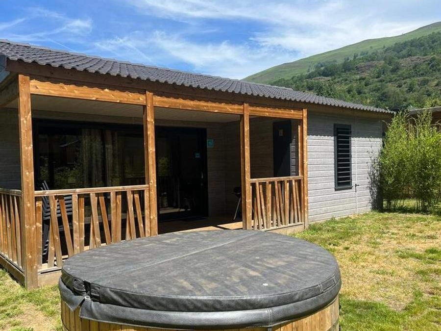 Camping Pas Cher vous présente avec son site Officiel campingpascher.fr, le Camping La Marmotte classé 4 étoiles, situé sur la commune de Savignac Les Ormeaux dans le département Ariège (Midi Pyrénées) en France. Le camping La Marmotte vous propose un hébergement de type chalet de 42 m² avec climatisation (télévision). L'établissement vous propose 21 autres types d'hébergements. Découvrez tous nos séjours à petits prix dans la commune et aux alentours de Savignac Les Ormeaux du département : Ariège (Midi Pyrénées). Les Avis clients pour le Camping La Marmotte sont excellents avec une note moyenne de 8 sur 10. Piscine chauffée, Piscine couverte, Animations familiales, Club enfants, Aire de jeux enfants, Court de tennis, Golf, Pétanque, Randonnée, Salle de fitness, Bar, Boulangerie, Restaurant, Snack/Bar, Supermarché, Épicerie,... En savoir plus : cliquez-ICI.