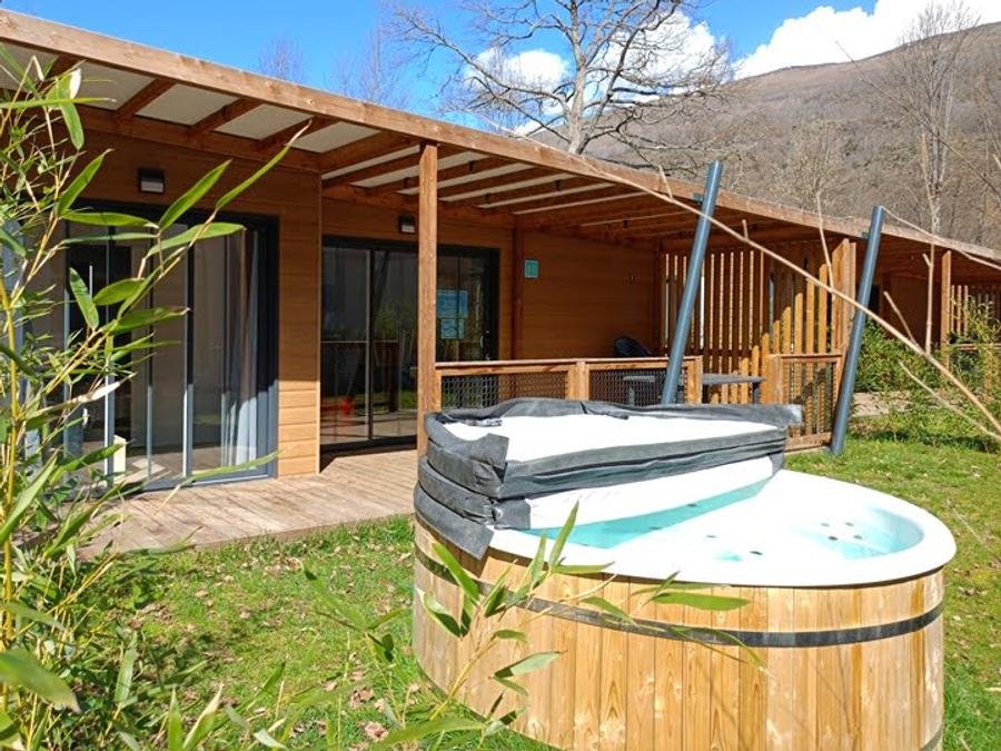 Camping Pas Cher vous présente avec son site Officiel campingpascher.fr, le Camping La Marmotte classé 4 étoiles, situé sur la commune de Savignac Les Ormeaux dans le département Ariège (Midi Pyrénées) en France. Le camping La Marmotte, vous présente un hébergement de type chalet de 42 m² avec climatisation et télévision. Le camping La Marmotte vous propose du sam. 12 septembre au sam. 19 septembre 2026 pour 7 nuits à 873.5€. Cette location propose 10 dates différentes pour réserver votre séjour. Découvrez également les 21 autres gammes d'hébergements du camping. Les Avis clients pour le Camping La Marmotte sont excellents avec une note moyenne de 8 sur 10. Piscine chauffée, Piscine couverte, Animations familiales, Club enfants, Aire de jeux enfants, Court de tennis, Golf, Pétanque, Randonnée, Salle de fitness, Bar, Boulangerie, Restaurant, Snack/Bar, Supermarché, Épicerie,... En savoir plus : cliquez-ICI.