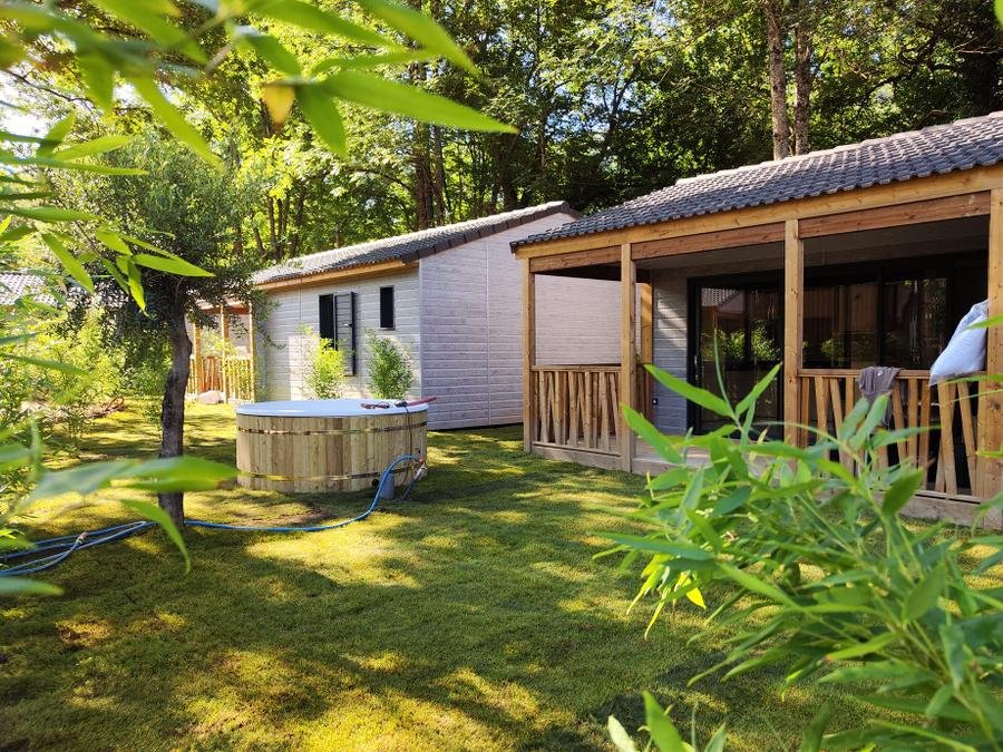 Camping Pas Cher vous présente avec son site Officiel campingpascher.fr, le Camping La Marmotte classé 4 étoiles, situé sur la commune de Savignac Les Ormeaux dans le département Ariège (Midi Pyrénées) en France. Le camping La Marmotte, vous présente un hébergement de type chalet de 56 m² pour 2 personnes avec climatisation et télévision. Le camping La Marmotte vous propose du dimanche 14 juin au dimanche 21 juin 2026 pour 7 nuits à 840€. Cette location propose 15 dates différentes pour réserver votre séjour. Découvrez également les 21 autres gammes d'hébergements du camping. Les Avis clients pour le Camping La Marmotte sont excellents avec une note moyenne de 8 sur 10. Piscine chauffée, Piscine couverte, Animations familiales, Club enfants, Aire de jeux enfants, Court de tennis, Golf, Pétanque, Randonnée, Salle de fitness, Bar, Boulangerie, Restaurant, Snack/Bar, Supermarché, Épicerie,... En savoir plus : cliquez-ICI.