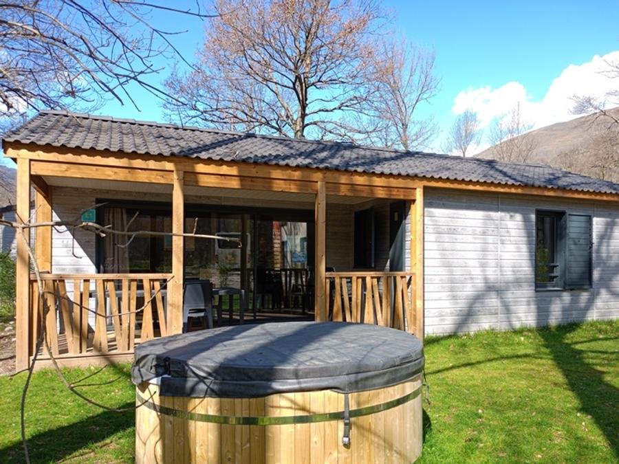 Camping Pas Cher vous présente avec son site Officiel campingpascher.fr, le Camping La Marmotte classé 4 étoiles, situé sur la commune de Savignac Les Ormeaux dans le département Ariège (Midi Pyrénées) en France. Le camping La Marmotte, vous présente un hébergement de type chalet de 56 m² pour 2 personnes avec climatisation et télévision. Le camping La Marmotte vous propose du dimanche 06 septembre au dimanche 13 septembre 2026 pour 7 nuits à 972€. Cette location propose 14 dates différentes pour réserver votre séjour. Découvrez également les 21 autres gammes d'hébergements du camping. Les Avis clients pour le Camping La Marmotte sont excellents avec une note moyenne de 8 sur 10. Piscine chauffée, Piscine couverte, Animations familiales, Club enfants, Aire de jeux enfants, Court de tennis, Golf, Pétanque, Randonnée, Salle de fitness, Bar, Boulangerie, Restaurant, Snack/Bar, Supermarché, Épicerie,... En savoir plus : cliquez-ICI.