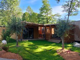 Camping Pas Cher vous présente avec son site Officiel campingpascher.fr, le Camping Paradis La Marmotte classé 4 étoiles, situé sur la commune de Savignac Les Ormeaux dans le département Ariège (Midi Pyrénées) en France. Le camping Paradis La Marmotte vous propose un hébergement de type chalet de 56 m² (télévision). L'établissement vous propose 20 autres types d'hébergements. Découvrez tous nos séjours à petits prix dans la commune et aux alentours de Savignac Les Ormeaux du département : Ariège (Midi Pyrénées). Les Avis clients pour le Camping Paradis La Marmotte sont excellents avec une note moyenne de 8 sur 10. Piscine chauffée, Piscine couverte, Animations familiales, Club enfants, Aire de jeux enfants, Court de tennis, Golf, Pétanque, Randonnée, Salle de fitness, Bar, Boulangerie, Restaurant, Snack/Bar, Supermarché, Épicerie,... En savoir plus : cliquez-ICI.