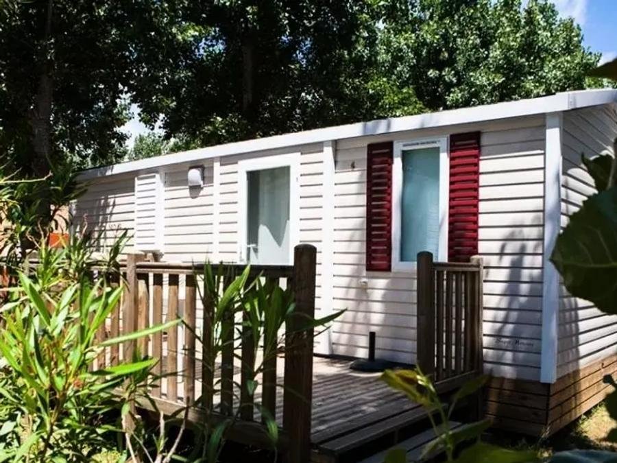Camping Pas Cher vous présente avec son site Officiel campingpascher.fr, le Camping Le Clos Virgile classé 4 étoiles, situé sur la commune de Serignan dans le département Hérault (Languedoc Roussillon) en France. Le camping Le Clos Virgile, vous présente un hébergement de type mobil-home de 30 m² avec climatisation et télévision. Le camping Le Clos Virgile vous proposeun séjour PAS CHER avec une REMISEdu jeudi 04 juin au jeudi 11 juin 2026 avec une PROMO de DERNIÈRE MINUTE, en promotion à -41% pour 7 nuits à 259 € au lieu de 446,55 € soit une Économie de 187,55 €. Cette location propose 36 dates différentes pour réserver votre séjour. Découvrez également les 63 autres gammes d'hébergements du camping. Les Avis clients pour le Camping Le Clos Virgile sont de 7 sur 10. Parc aquatique, Piscine couverte, Piscine extérieure, Animations familiales, Club ados, Club enfants, Aire de jeux enfants, Canoë-kayak, Centre équestre, Golf, Paddle, Ping-pong, Pétanque, Salle de jeux vidéo, Structure gonflable enfants, Terrain multisports, Trampoline, Bar, Dépôt de pain, Plats à emporter, Restaurant, Snack/Bar, Supermarché, Épicerie,... En savoir plus : cliquez-ICI.