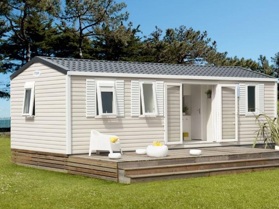 Camping Pas Cher vous présente avec son site Officiel campingpascher.fr, le Camping Le Clos Virgile classé 4 étoiles, situé sur la commune de Serignan dans le département Hérault (Languedoc Roussillon) en France. Le camping Le Clos Virgile vous propose un hébergement de type mobil-home de 35 m² pour 8 personnes avec climatisation (télévision). L'établissement vous propose 60 autres types d'hébergements. Découvrez tous nos séjours à petits prix dans la commune et aux alentours de Serignan du département : Hérault (Languedoc Roussillon). Les Avis clients pour le Camping Le Clos Virgile sont de 7 sur 10. Parc aquatique, Piscine couverte, Piscine extérieure, Animations familiales, Club ados, Club enfants, Aire de jeux enfants, Canoë-kayak, Centre équestre, Golf, Paddle, Ping-pong, Pétanque, Salle de jeux vidéo, Structure gonflable enfants, Terrain multisports, Trampoline, Bar, Dépôt de pain, Plats à emporter, Restaurant, Snack/Bar, Supermarché, Épicerie,... En savoir plus : cliquez-ICI.