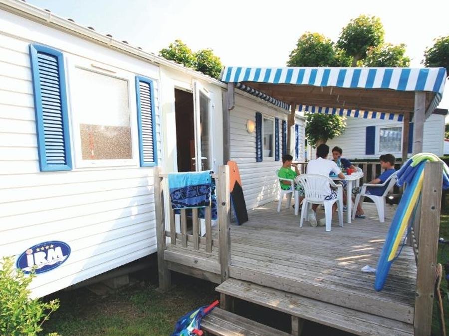 Camping Pas Cher vous présente avec son site Officiel campingpascher.fr, le Camping Le Clos Virgile classé 4 étoiles, situé sur la commune de Serignan dans le département Hérault (Languedoc Roussillon) en France. Le camping Le Clos Virgile vous propose un hébergement de type mobil-home de 23 m² pour 6 personnes avec climatisation (télévision). L'établissement vous propose 60 autres types d'hébergements. Découvrez tous nos séjours à petits prix dans la commune et aux alentours de Serignan du département : Hérault (Languedoc Roussillon). Les Avis clients pour le Camping Le Clos Virgile sont de 7 sur 10. Parc aquatique, Piscine couverte, Piscine extérieure, Animations familiales, Club ados, Club enfants, Aire de jeux enfants, Canoë-kayak, Centre équestre, Golf, Paddle, Ping-pong, Pétanque, Salle de jeux vidéo, Structure gonflable enfants, Terrain multisports, Trampoline, Bar, Dépôt de pain, Plats à emporter, Restaurant, Snack/Bar, Supermarché, Épicerie,... En savoir plus : cliquez-ICI.
