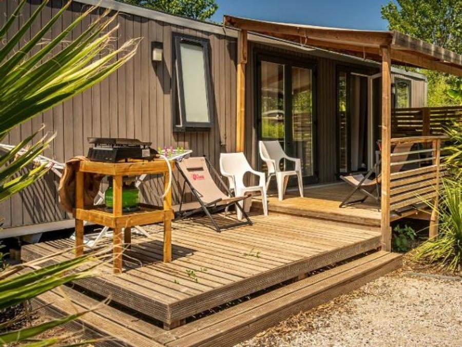 Camping Pas Cher vous présente avec son site Officiel campingpascher.fr, le Camping Le Clos Virgile classé 4 étoiles, situé sur la commune de Serignan dans le département Hérault (Languedoc Roussillon) en France. Le camping Le Clos Virgile vous propose un hébergement de type mobil-home de 40 m² pour 6 personnes avec climatisation (télévision). L'établissement vous propose 60 autres types d'hébergements. Découvrez tous nos séjours à petits prix dans la commune et aux alentours de Serignan du département : Hérault (Languedoc Roussillon). Les Avis clients pour le Camping Le Clos Virgile sont de 7 sur 10. Parc aquatique, Piscine couverte, Piscine extérieure, Animations familiales, Club ados, Club enfants, Aire de jeux enfants, Canoë-kayak, Centre équestre, Golf, Paddle, Ping-pong, Pétanque, Salle de jeux vidéo, Structure gonflable enfants, Terrain multisports, Trampoline, Bar, Dépôt de pain, Plats à emporter, Restaurant, Snack/Bar, Supermarché, Épicerie,... En savoir plus : cliquez-ICI.