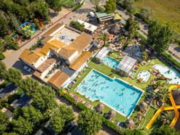 Camping Pas Cher vous présente avec son site Officiel campingpascher.fr, le Camping Le Clos Virgile classé 4 étoiles, situé sur la commune de Serignan dans le département Hérault (Languedoc Roussillon) en France. Le camping Le Clos Virgile, vous présente un hébergement de type mobil-home de 28 m² avec climatisation et télévision. Le camping Le Clos Virgile vous proposeun séjour PAS CHER avec une REMISEdu lundi 08 juin au lundi 15 juin 2026, en promotion à -41% pour 7 nuits à 219 € au lieu de 371,19 € soit une Économie de 152,19 €. Cette location propose 22 dates différentes pour réserver votre séjour. Découvrez également les 62 autres gammes d'hébergements du camping. Les Avis clients pour le Camping Le Clos Virgile sont de 7 sur 10. Parc aquatique, Piscine couverte, Piscine extérieure, Animations familiales, Club ados, Club enfants, Aire de jeux enfants, Canoë-kayak, Centre équestre, Golf, Paddle, Ping-pong, Pétanque, Salle de jeux vidéo, Structure gonflable enfants, Terrain multisports, Trampoline, Bar, Dépôt de pain, Plats à emporter, Restaurant, Snack/Bar, Supermarché, Épicerie,... En savoir plus : cliquez-ICI.