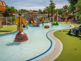 Camping Pas Cher vous présente avec son site Officiel campingpascher.fr, le Camping Le Clos Virgile classé 4 étoiles, situé sur la commune de Serignan dans le département Hérault (Languedoc Roussillon) en France. Le camping Le Clos Virgile, vous présente un hébergement de type mobil-home de 30 m² avec climatisation et télévision. Le camping Le Clos Virgile vous propose du sam. 04 avril au sam. 11 avril 2026 pour 7 nuits à 239€. Cette location propose 18 dates différentes pour réserver votre séjour. Découvrez également les 4 autres gammes d'hébergements du camping. Les Avis clients pour le Camping Le Clos Virgile sont de 7 sur 10. Parc aquatique, Piscine couverte, Piscine extérieure, Animations familiales, Club ados, Club enfants, Aire de jeux enfants, Canoë-kayak, Centre équestre, Golf, Paddle, Ping-pong, Pétanque, Salle de jeux vidéo, Structure gonflable enfants, Terrain multisports, Trampoline, Bar, Dépôt de pain, Plats à emporter, Restaurant, Snack/Bar, Supermarché, Épicerie,... En savoir plus : cliquez-ICI.