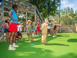 Camping Pas Cher vous présente avec son site Officiel campingpascher.fr, le Camping Le Clos Virgile classé 4 étoiles, situé sur la commune de Serignan dans le département Hérault (Languedoc-roussillon) en France. Le camping Le Clos Virgile vous propose un hébergement de type mobil-home de 30 m² pour 8 personnes avec climatisation (télévision). L'établissement vous propose 53 autres types d'hébergements. Découvrez tous nos séjours à petits prix dans la commune et aux alentours de Serignan du département : Hérault (Languedoc-roussillon). Les Avis clients pour le Camping Le Clos Virgile sont de 7 sur 10. Parc aquatique, Piscine couverte, Piscine extérieure, Animations familiales, Club ados, Club enfants, Aire de jeux enfants, Canoë-kayak, Centre équestre, Golf, Paddle, Ping-pong, Pétanque, Salle de jeux vidéo, Structure gonflable enfants, Terrain multisports, Trampoline, Bar, Dépôt de pain, Plats à emporter, Restaurant, Snack/Bar, Supermarché, Épicerie,... En savoir plus : cliquez-ICI.