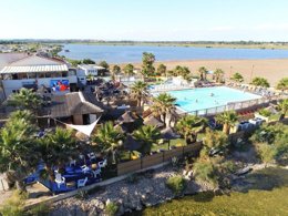 Camping Pas Cher vous présente avec son site Officiel campingpascher.fr, le Camping Bleu Marine classé 4 étoiles, situé sur la commune de Serignan dans le département Hérault (Languedoc Roussillon) en France. Le camping Bleu Marine, vous présente un hébergement de type mobil-home de 27 m² avec climatisation. Le camping Bleu Marine vous proposeun séjour PAS CHER avec une REMISEdu sam. 06 juin au sam. 13 juin 2026, en promotion à -53% pour 7 nuits à 229 € au lieu de 493,0 € soit une Économie de 264 €. Cette location propose 9 dates différentes pour réserver votre séjour. Découvrez également les 11 autres gammes d'hébergements du camping. Les Avis clients pour le Camping Bleu Marine sont excellents avec une note moyenne de 8 sur 10. Mer, Piscine chauffée, Piscine extérieure, Animations familiales, Aire de jeux enfants, Centre équestre, Golf, Ping-pong, Pétanque, Terrain multisports, Bar, Dépôt de pain, Pizzeria, Plats à emporter, Restaurant, Snack/Bar, Épicerie,... En savoir plus : cliquez-ICI.