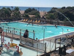 Camping Pas Cher vous présente avec son site Officiel campingpascher.fr, le Camping Bleu Marine classé 4 étoiles, situé sur la commune de Serignan dans le département Hérault (Languedoc Roussillon) en France. Le camping Bleu Marine, vous présente un hébergement de type mobil-home de 27 m² avec climatisation. Le camping Bleu Marine vous proposeun séjour PAS CHER avec une REMISEdu sam. 30 mai au sam. 06 juin 2026, en promotion à -57% pour 7 nuits à 209 € au lieu de 493,0 € soit une Économie de 284 €. Cette location propose 17 dates différentes pour réserver votre séjour. Découvrez également les 11 autres gammes d'hébergements du camping. Les Avis clients pour le Camping Bleu Marine sont excellents avec une note moyenne de 8 sur 10. Mer, Piscine chauffée, Piscine extérieure, Animations familiales, Aire de jeux enfants, Centre équestre, Golf, Ping-pong, Pétanque, Terrain multisports, Bar, Dépôt de pain, Pizzeria, Plats à emporter, Restaurant, Snack/Bar, Épicerie,... En savoir plus : cliquez-ICI.