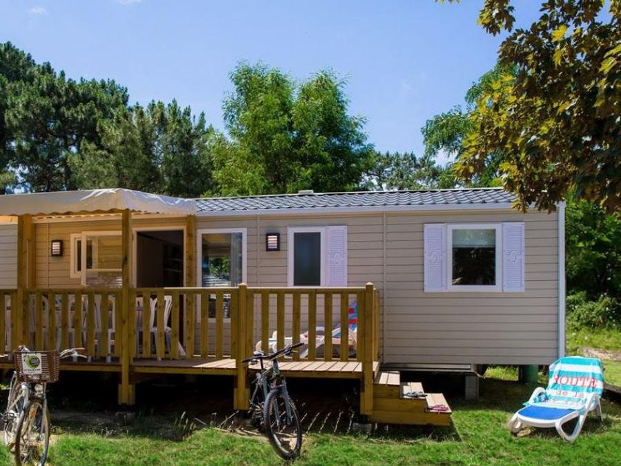 Camping Pas Cher vous présente avec son site Officiel campingpascher.fr, le Camping L'Etoile De Mer classé 4 étoiles, situé sur la commune de Serignan dans le département Hérault (Languedoc Roussillon) en France. Le camping L'Etoile De Mer vous propose un hébergement de type mobil-home de 40 m² avec climatisation (télévision). L'établissement vous propose 23 autres types d'hébergements. Découvrez tous nos séjours à petits prix dans la commune et aux alentours de Serignan du département : Hérault (Languedoc Roussillon). Les Avis clients pour le Camping L'Etoile De Mer sont excellents avec une note moyenne de 8 sur 10. Piscine chauffée, Piscine extérieure, Animations familiales, Club enfants, Aire de jeux enfants, Canoë-kayak, Centre équestre, Cyclisme, Golf, Ping-pong, Pétanque, Salle de jeux vidéo, Structure gonflable enfants, Terrain multisports, Bar, Dépôt de pain, Plats à emporter, Restaurant, Snack/Bar, Épicerie,... En savoir plus : cliquez-ICI.